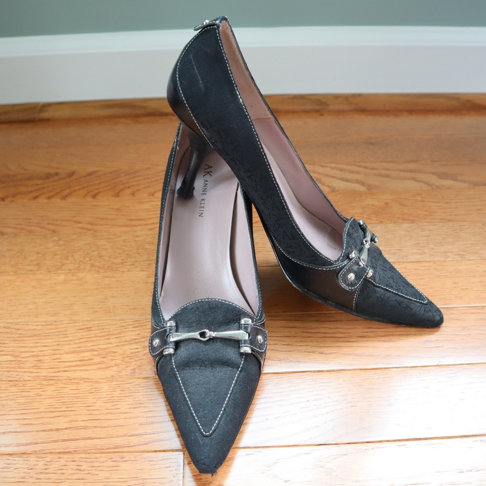 Used Anne Klein Horse Bit Pointy Toe Heels 9M